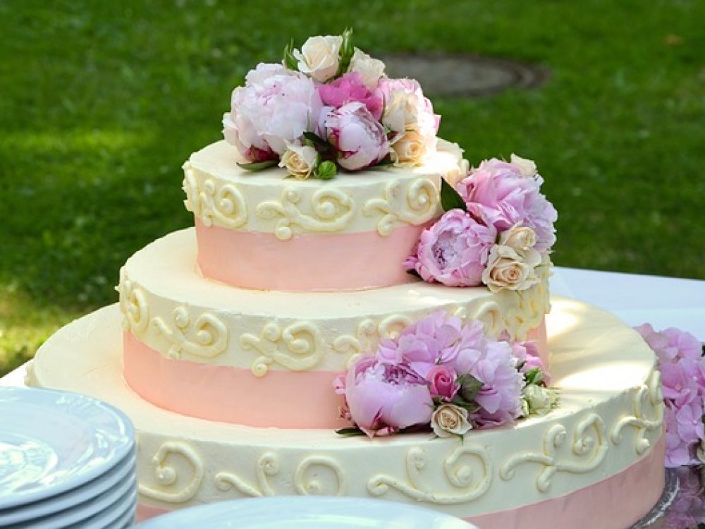Zdobení svatebních dortů květinami